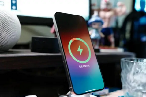 红坪镇苹果15换屏服务分享用什么充电器给iPhone15充电更好 